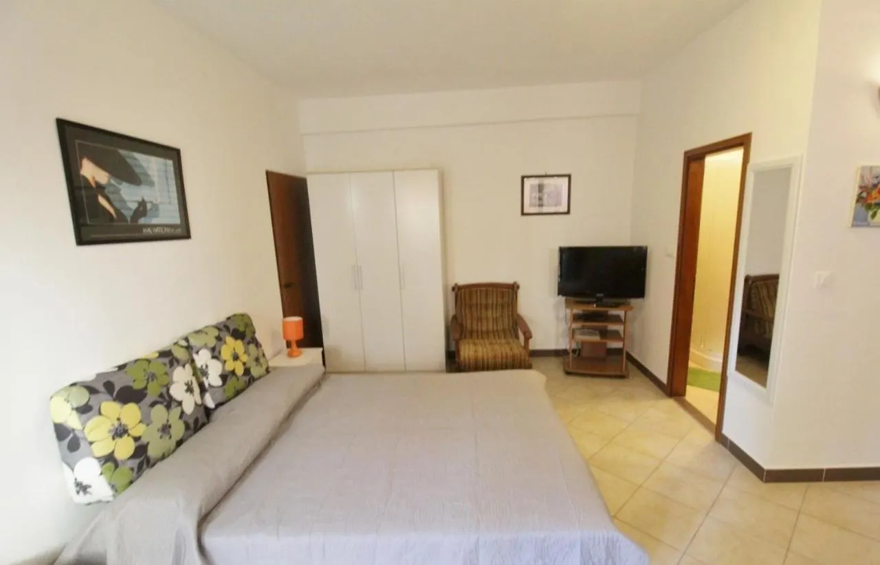 Apartments Zambratija With Sea View 잠브라티야